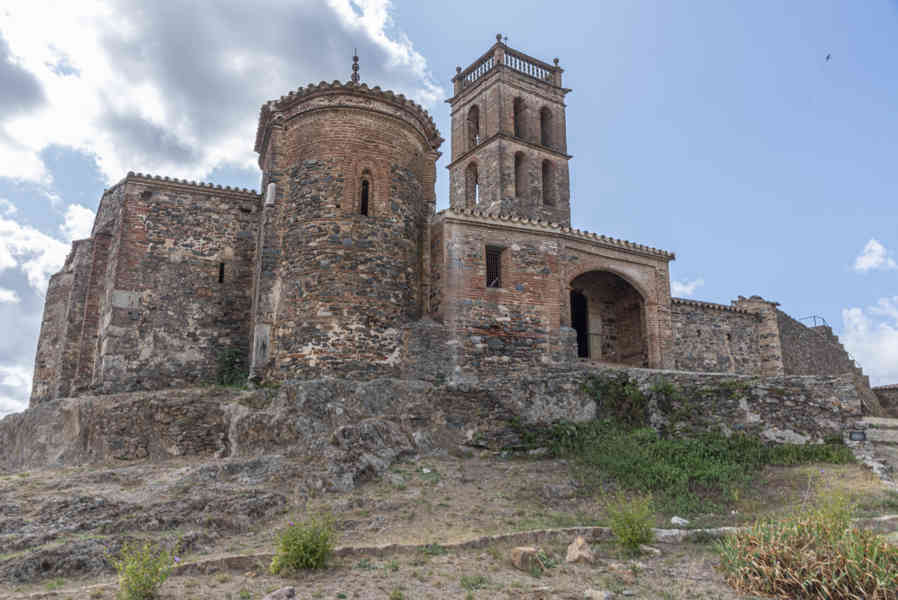 Huelva - Almonaster la Real 27 - fortaleza medieval y mezquita.jpg